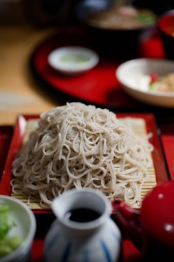 Japon eriştesinin mori sobası.