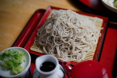 Japon eriştesinin mori sobası.