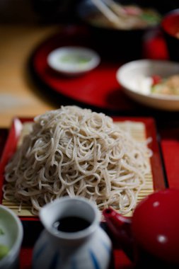 Japon eriştesinin mori sobası.