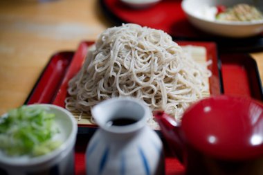 Japon eriştesinin mori sobası.