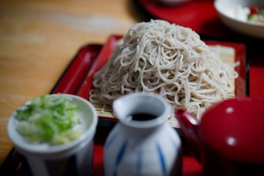 Japon eriştesinin mori sobası.