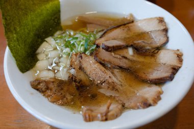 Soya sosu aromalı siu ramen.