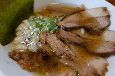 Soya sosu aromalı siu ramen.