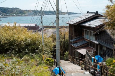Japonya 'nın Sado Adası' ndaki kasaba manzarası
