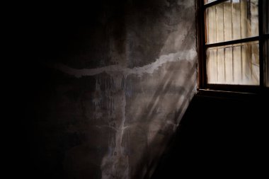 Eski bir pencereden parlayan ışık