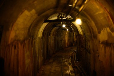 Japonya 'da loş bir tünel.