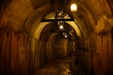 Japonya 'da loş bir tünel.