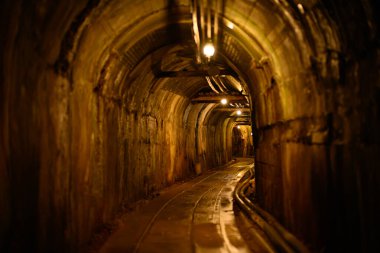 Japonya 'da loş bir tünel.