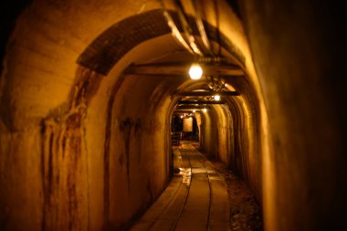 Japonya 'da loş bir tünel.