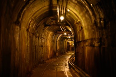 Japonya 'da loş bir tünel.