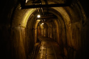 Japonya 'da loş bir tünel.