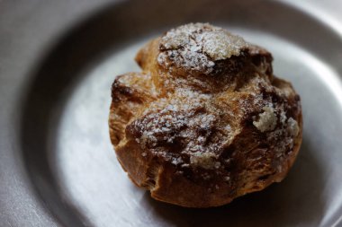 Gümüş bir tabakta kremalı pasta