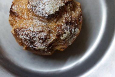 Gümüş bir tabakta kremalı pasta
