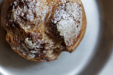 Gümüş bir tabakta kremalı pasta