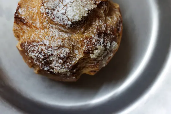 Gümüş bir tabakta kremalı pasta