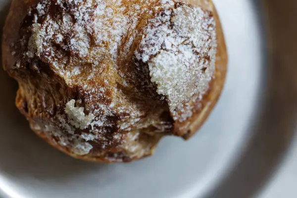 Gümüş bir tabakta kremalı pasta
