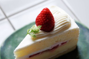 Gümüş tepside çilekli kek