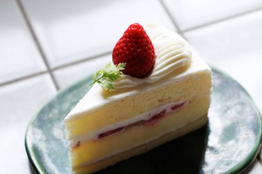 Gümüş tepside çilekli kek