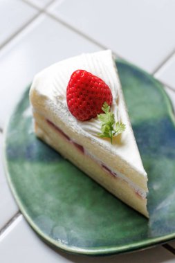 Gümüş tepside çilekli kek