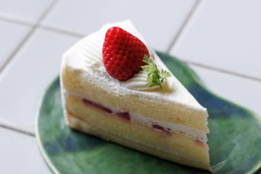 Gümüş tepside çilekli kek