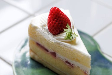 Gümüş tepside çilekli kek