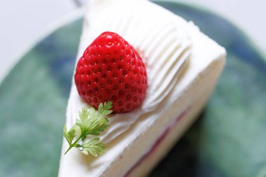 Gümüş tepside çilekli kek