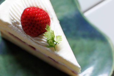 Gümüş tepside çilekli kek