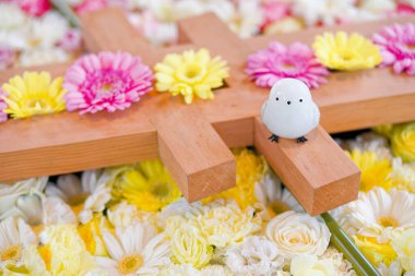 Japon tapınağı çiçeklerle süslenmiş. 