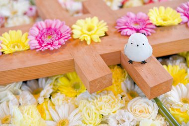 Japon tapınağı çiçeklerle süslenmiş. 