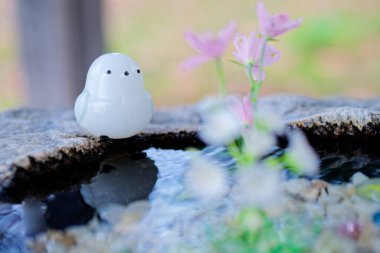 Japon tapınağı çiçeklerle süslenmiş. 