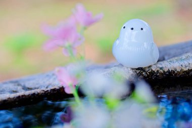 Japon tapınağı çiçeklerle süslenmiş. 