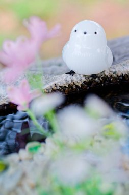 Japon tapınağı çiçeklerle süslenmiş. 