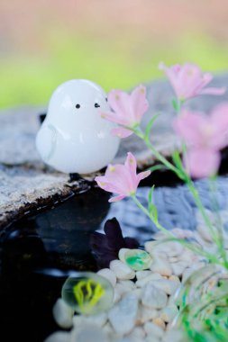 Japon tapınağı çiçeklerle süslenmiş. 