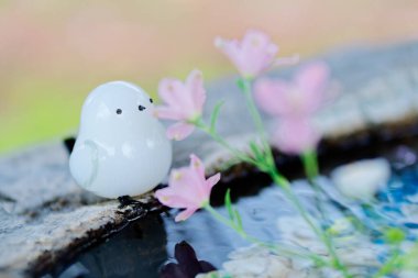 Japon tapınağı çiçeklerle süslenmiş. 