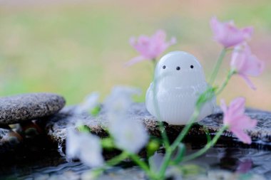 Japon tapınağı çiçeklerle süslenmiş. 