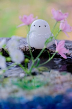 Japon tapınağı çiçeklerle süslenmiş. 