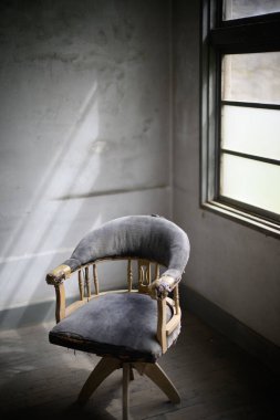 Pencerenin yanındaki antika sandalye.