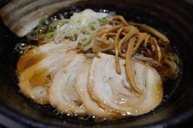 Soya sosu aromalı siu ramen.