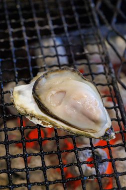 Japonya 'da kömür ızgara istiridye.