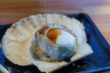 Soya soslu ızgara deniz tarağı.