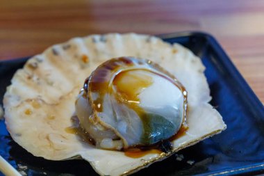 Soya soslu ızgara deniz tarağı.