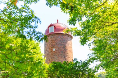 Hokkaido 'daki silo ve mavi gökyüzü