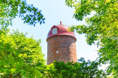 Hokkaido 'daki silo ve mavi gökyüzü