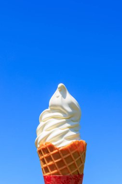 yumuşak servis dondurması ve mavi gökyüzü