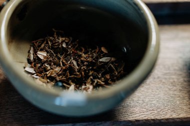 Çay yaprakları seramik bir kabın içinde