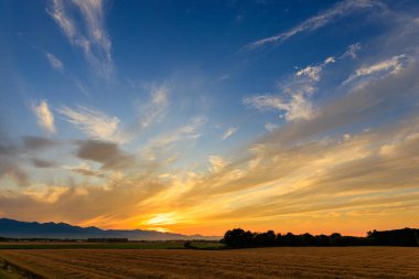 Hokkaido 'da günbatımı ve alan