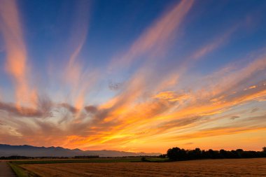 Hokkaido 'da günbatımı ve alan