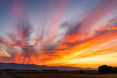 Hokkaido 'da günbatımı ve alan