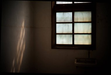 Sado adasındaki eski pencere