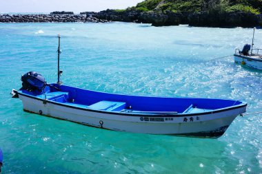 Yoron adasının kobalt mavisi denizi